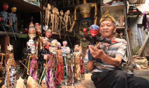 KESENIAN: Tatang Haryana saat memainkan wayang golek Cepot miliknya. Perajin wayang golek terancam punah karena minimnya regenerasi. (HENDRIK MUCHLISON/JABAR EKSPRES)
