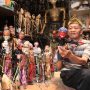 KESENIAN: Tatang Haryana saat memainkan wayang golek Cepot miliknya. Perajin wayang golek terancam punah karena minimnya regenerasi. (HENDRIK MUCHLISON/JABAR EKSPRES)