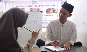 Bangkit dari Keterpurukan, Mengajar karena Bisa Lebih Paham yang Anak-Anak Butuhkan KESEMPURNAAN: Dadi Al Islamabad (baju putih) saat mengajari mengaji siswanya mengguanakan bahasa isyarat tunarungu. (HENDRIK MUCHLISON/JABAR EKSPRES)