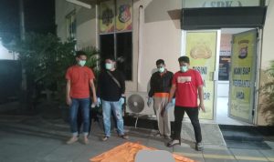 Polsek Tenjo saat mengevakuasi organ tubuh mayat dalam koper. (Sandika Via Polsek Tenjo)