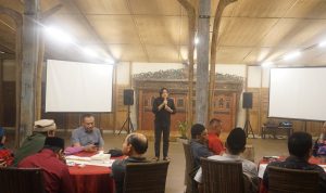 Alokasikan Rp 500 Juta untuk Desa Melalui Program Jabar Bangkit 2024 ORASI: Ketua DPD PDI Perjuangan Jawa Barat Ono Surono memberikan sambutan saat diskusi bareng Kuwu (Kepala Desa) se-Kabupaten Cirebon, Minggu (26/2).