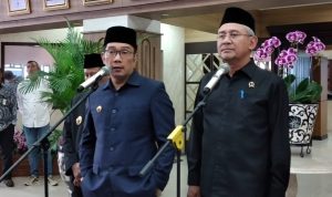 Gubernur Jabar Ridwan Kamil (kiri) selepas rapat paripurna di DPRD Jawa Barat yang di antaranya membahas gini ratio, Senin (27/3). (HENDRIK MUCHLISON/JABAR EKSPRES)