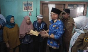 Plt Bupati Bogor saat memberikan bantuan kepada keluarga korban pembacokan Arya Saputra. (Sandika Fadilah/Jabarekspres.com)