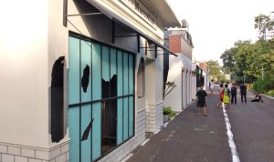 Kondisi Cidurian Waterfront Mengenaskan, Diduga Dirusak OKNUM: Ikon swafoto di Cidurian Waterfront, Kecamatan Antapani yang rusak. (HENDRIK MUCHLISON/JABAR EKSPRES)