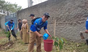 PEDULI LINGKUNGAN: Kepala DSDABM Didi Ruswandi, saat melakukan penanaman pohon di sekitar aliran Sungai Cidurian, Antapani Kidul, Kota Bandung, Senin (20/3). (SADAM HUSEN SOLEH RAMDHANI/JABAR EKSPRES)