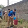 PEDULI LINGKUNGAN: Kepala DSDABM Didi Ruswandi, saat melakukan penanaman pohon di sekitar aliran Sungai Cidurian, Antapani Kidul, Kota Bandung, Senin (20/3). (SADAM HUSEN SOLEH RAMDHANI/JABAR EKSPRES)