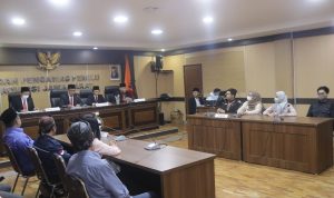 SENGKETA : Pleno hasil mediasi Bawaslu Jabar terkait aduan bacalon DPD yang tidak lolos vermin kedua.