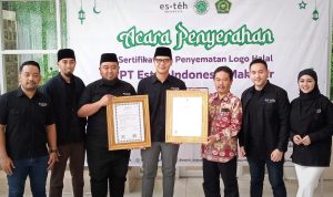 1050 Gerai Esteh Indonesia Kantongi Sertifikasi Halal MUI Kabid Verifikasi dan Penilaian Produk Halal BPJPH Kemenag RI, Cecep Kosasih saat memberikan bingkai Sertifikat Halal kepada CEO Esteh Indonesia, Haidhar Wurjanto, Kamis (30/3) di Main Office Esteh Indonesia, Kota Bogor. (Yudha Prananda / Jabar Ekspres)