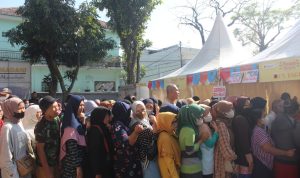 Antusiasme warga Kecamatan Rancasari, pada kegiatan pasar murah yang di gelar oleh pemerintah Kota Bandung. (SADAM HUSEN SOLEH RAMDHANI/JABAR EKSPRES)