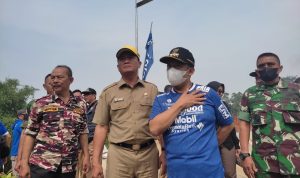 Kolam Retensi Cisanggarung Diyakini Mampu Cegah Banjir Sekretaris Daerah, Ema Sumarna (kiri) dan Wali Kota Bandung Yana Mulyana (kanan) saat meninjau lokasi peresmian Kolam Retensi Cisanggarung, di Kelurahan Pasir Impun, Kecamatan Mandalajati, Kota Bandung. (SADAM HUSEN SOLEH RAMDHANI/JABAR EKSPRES)
