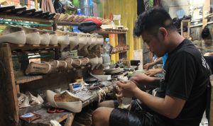 Salah seorang perajin sepatu di Cibaduyut, Kota Bandung yang mengalami sejumlah kendala untuk bisa memproduksi brand atau merek sepatu sendiri. (HENDRIK MUCHLISON/JABAR EKSPRES)