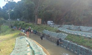 Tradisi Unik Masyarakat Daerah Aliran Sungai (DAS) Ciwidey Lakukan Pencucian Karpet Masjid Jelang Ramadhan Tradisi Unik Masyarakat Daerah Aliran Sungai (DAS) Ciwidey Lakukan Pencucian Karpet Masjid Jelang Ramadhan