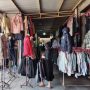 Para Pedagang Baju Bekas di Pasar Induk Gedebage Mulai Resah Karena Mencuatnya Larangan Thrifting. (Hendrik Muchlison/Jabar Ekspres)