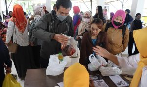 HARGA MURAH: Warga memburu pasar murah di Kantor Kecamatan Gedebage, Kota Bandung, Rabu 8 Meret 2023. (FAHMINAH/JABAH EKSPRES)