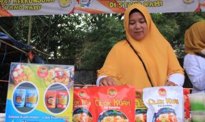 Cilok Kreasi Warga Cibeunying Kidul Tembus Mancanegara PEDAS: Anik Hernawati menunjukkan cilok milinya yang sudah dikemad dengan menarik. (HENDRIK MUCHLISON/JABAR EKSPRES)