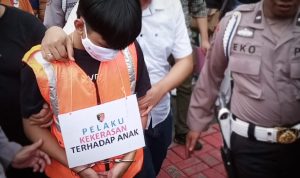 Salah seorang pelaku yang terlibat dalam kasus pembacokan pelajar SMK Bina Warga 1 Kota Bogor saat digelandang petugas Polresta Bogor Kota, Selasa (14/3). (Yudha Prananda / Jabar Ekspres)