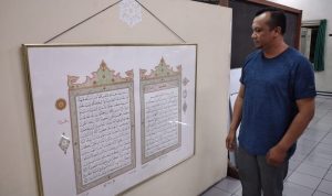 Manager Operasional Masjid Pusdai menunjukkan contoh Mushaf Sundawi yang akan dipamerkan / Hendrik Muchlison