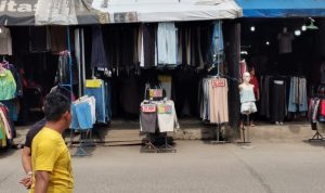 DILARANG: Deretan penjual pakaian bekas impor yang merupakan bagian pelakukan UMKM di Pasar Induk Gedebage Kota Bandung. (HENDRIK MUCHLISON/JABAR EKSPRES)