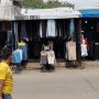 DILARANG: Deretan penjual pakaian bekas impor yang merupakan bagian pelakukan UMKM di Pasar Induk Gedebage Kota Bandung. (HENDRIK MUCHLISON/JABAR EKSPRES)