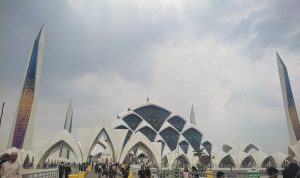 RUMAH BERIBADAH: Para jemaah ketika selesai menunaikan ibadah salat Jumat di Masjid Al Jabbar, Jumat (24/3). (SADAM HUSEN SOLEH RAMDHANI/JABAR EKSPRES)