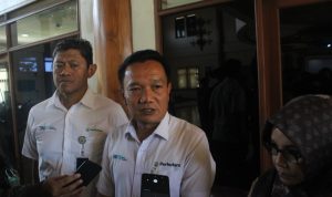 Perhutani Akan Gelar Penanaman Kembali di Kawasan Rancaupas BERIKAN PENJELASAN: Kepala Perhutani Divisi Regional Jawa Barat dan Banten, Asep Dedi Mulyadin saat memberikan keterangan mengenai Rancaupas. (SADAM HUSEN SOLEH RAMDHANI/JABAR EKSPRES)