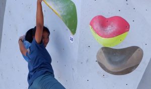 Tahan Haus dan Lapar, Atlet Panjat Tebing Tetap Berlatih selama Ramadan KEJAR TARGET: Atlet Panjat Tebing Kabupaten Bandung, Mira Liawati tengah berlatih di bulan suci Ramadan 2023.