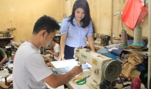 ELEGAN: Vera menunjukkan bahan baku kulit buaya miliknya yang siap diproduksi untuk tas ataupun kerajinan lain. (HENDRIK MUCHLISON/JABAR EKSPRES)