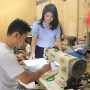 ELEGAN: Vera menunjukkan bahan baku kulit buaya miliknya yang siap diproduksi untuk tas ataupun kerajinan lain. (HENDRIK MUCHLISON/JABAR EKSPRES)