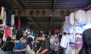 HARGA MURAH: Pasar Cimol Gedebage kembali ramai. Hal ini terkait masyarakat yang lebih memilih pakaian bekas dengan harga murah, ketimbang pakaian baru. (SADAM HUSEN SOLEH RAMDHANI/JABAR EKSPRES)