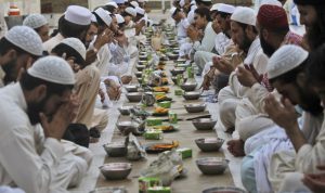 Potret ummat Islam berdoa buka puasa