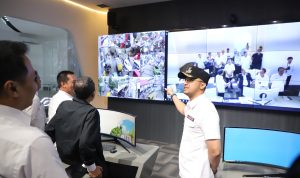 TINJAU: Bupati Hengki saat mengecek aktivitas Command Center KBB, di Ngamprah, Kamis (2/3). (Dok Diskominfo KBB)