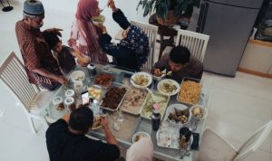 Rekomendasi Menu Sahur Sehat Praktis, Wajib Dicoba! Ilustrasi Suasana Sahur