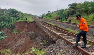 AMBLAS: Kondisi salah satu lintasan atau rel kereta api jurusan Bogor-Sukabumi yang terdampak longsor di Kelurahan Empang, Kecamatan Bogor Selatan, Kota Bogor, Rabu (15/3). (Yudha Prananda / Jabar Ekspres)
