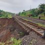 AMBLAS: Kondisi salah satu lintasan atau rel kereta api jurusan Bogor-Sukabumi yang terdampak longsor di Kelurahan Empang, Kecamatan Bogor Selatan, Kota Bogor, Rabu (15/3). (Yudha Prananda / Jabar Ekspres)