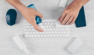 Tips Membersihkan Keyboard PC atau Laptop yang Baik & Benar