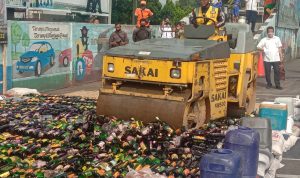 Polres Cimahi Musnahkan Ribuan Botol Miras Berbagai Merk