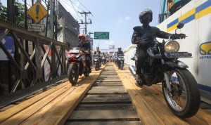 Akses Sempat Lumpuh, Jembatan Bailey Kini Bisa Dilintasi Pengendara Pengendara melintas di Jembatan Bailey Cikreteg, Kabupaten Bogor. (Sandika Fadilah/Jabarekspres.com)