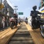 Pengendara melintas di Jembatan Bailey Cikreteg, Kabupaten Bogor. (Sandika Fadilah/Jabarekspres.com)