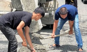 Viral Sekelompok Pemuda Perbaiki Jalan Rusak di Riau Pakai Uang Pribadi, Anggaran Pemprov Habis untuk Barang Branded Viral Sekelompok Pemuda Perbaiki Jalan Rusak di Riau Pakai Uang Pribadi, Anggaran Pemprov Habis untuk Barang Branded