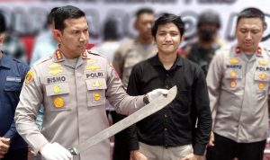Motif Pembacokan Pelajar Terungkap, Ini Penjelasan Polisi Kapolresta Bogor Kota, Kombes Pol Bismo Teguh Prakoso saat menunjukkan barang bukti senjata tajam yang digunakan pelaku pembacokan pelajar di Simpang Pomad, Kota Bogor. (Yudha Prananda / Jabar Ekspres)