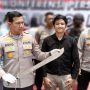 Kapolresta Bogor Kota, Kombes Pol Bismo Teguh Prakoso saat menunjukkan barang bukti senjata tajam yang digunakan pelaku pembacokan pelajar di Simpang Pomad, Kota Bogor. (Yudha Prananda / Jabar Ekspres)