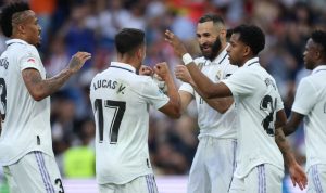 Penyerang Real Madrid Karim Benzema (tengah) melakukan selebrasi dengan rekan setimnya setelah mencetak gol ketiga dalam pertandingan Liga Spanyol lawan Almeria di Santiago Bernabeu pada 29 April 2023. ANTARA/AFP/THOMAS COEX