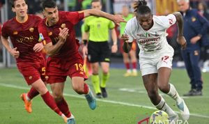 Penyerang AC Milan Rafael Leao (kanan) mencoba melewati bek AS Roma Zeki Celik dalam pertandingan liga Italia di Olympic stadium pada 29 April 2023. ANTARA/AFP/Alberto PIZZOLI