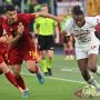 Penyerang AC Milan Rafael Leao (kanan) mencoba melewati bek AS Roma Zeki Celik dalam pertandingan liga Italia di Olympic stadium pada 29 April 2023. ANTARA/AFP/Alberto PIZZOLI