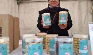 Berkah Ramadan, Penjual Kue Khas Lebaran Kebanjiran Order unik menunjukkan aneka cookies yang diproduksinya/ Jabar Ekspres