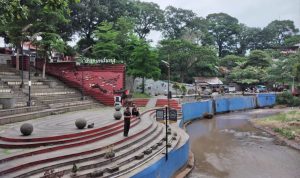 Masyarakat nampak beraktivitas di Teras Cikapundung jelang waktu buka puasa / Jabar Ekspres