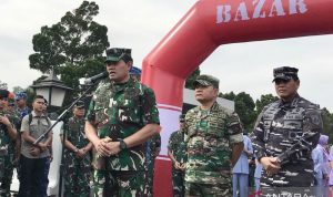Panglima TNI Laksamana TNI Yudo Margono (tiga kanan) menjawab pertanyaan media selepas acara peresmian bazar murah di Mabes TNI, Cilangkap, Jakarta, Kamis (13/4/2023). KRI bakal dikerahkan guna jaga keamanan KTT ASEAN ke-42. ANTARA/Genta Tenri Mawangi