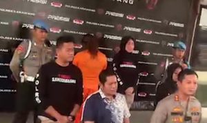 Tergiur Korban yang Tidur Berdaster, Petugas Dinsos Karawang Cabuli ODGJ Konferensi pers pengungkapan kasus petugas Dinsos Karawang yang cabuli ODGJ, di Mapolres Karawang.