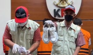KPK Sita Sepatu LV Milik Yana Mulyana Seharga Ratusan Juta KPK Sita Sepatu LV Milik Yana Mulyana Seharga Ratusan Juta