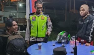 Pertemuan kembali Adam dengan istri yang tertinggal mudik di pos Polisi